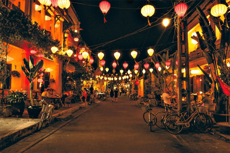 Đèn lồng thắp sáng cả phố phường Hội An