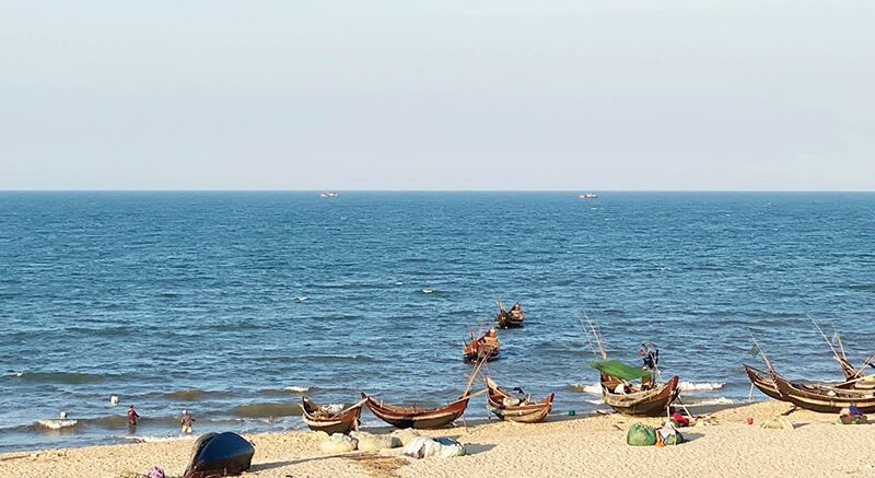 Bãi biển Phú Diên trong xanh ngày nắng