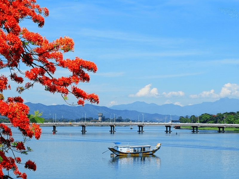 Ngắm sông Hương thơ mộng chạy dọc theo thành phố Huế
