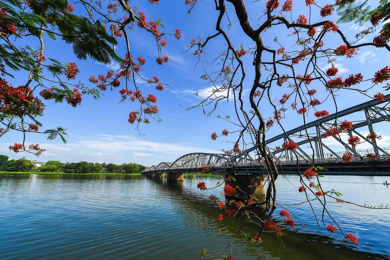Sông Hương duyên dáng như cô gái Huế e ấp