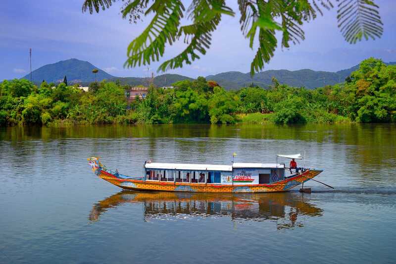 Bạn đừng quên đi thuyền rồng trên sông Hương nhé