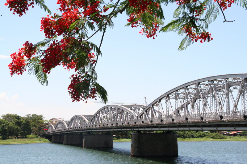 Cầu Tràng Tiền ở Huế nằm ngay trung tâm thành phố