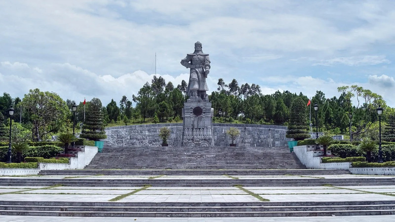 Chụp ảnh tại tượng đài Quang Trung