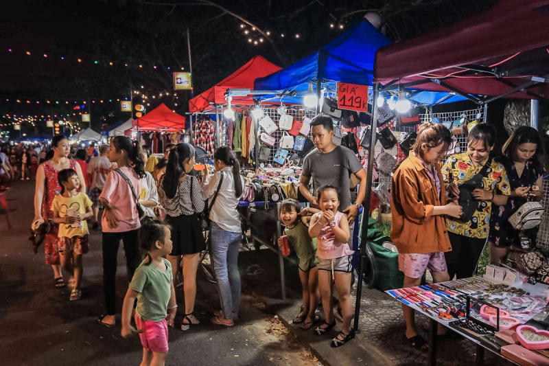 Chợ đêm Sơn Trà mở cửa từ 17h - 24h hàng ngày