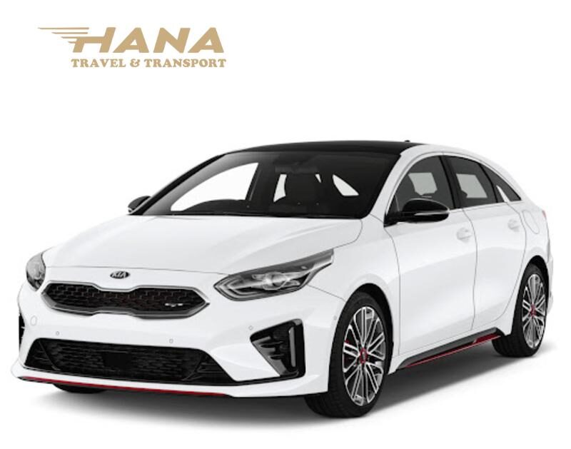 Giá cho thuê xe Kia Cerato tự lái tại Thuê Xe Hana là 900.000 đồng mỗi ngày, 6.000.000 đồng mỗi tuần