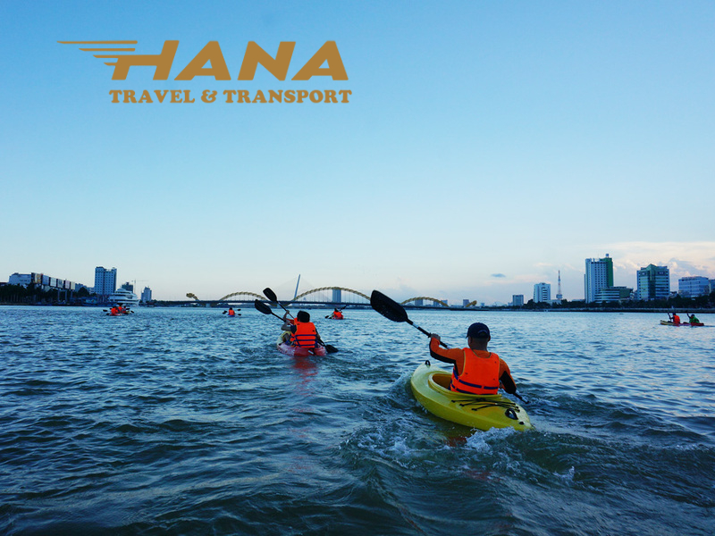 Chèo SUP trên sông Hàn giữa lòng trung tâm thành phố