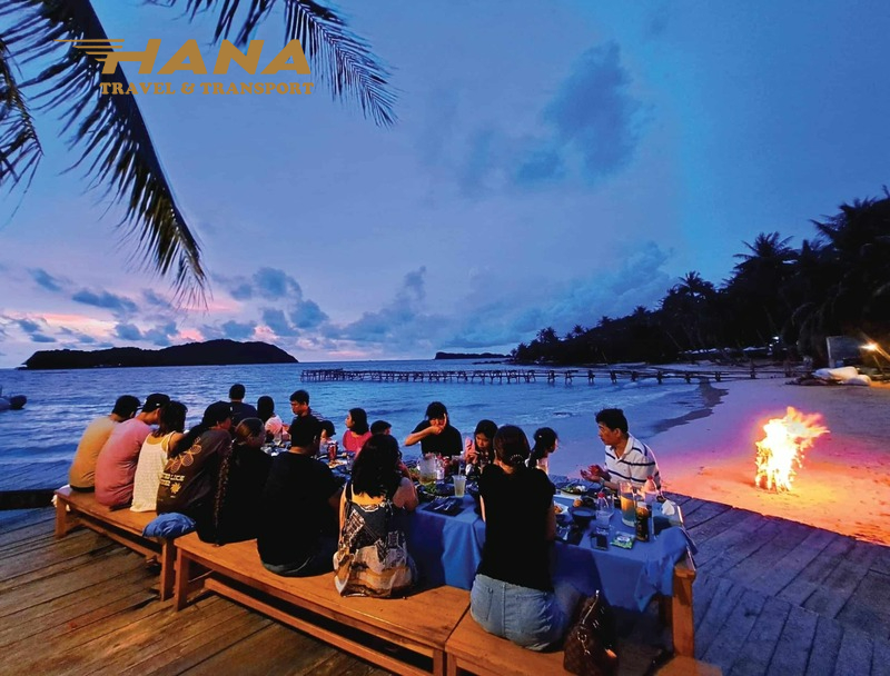 Tiệc BBQ giữa trời giúp gắn kết tình cảm và thưởng thức không khí đêm tại biển