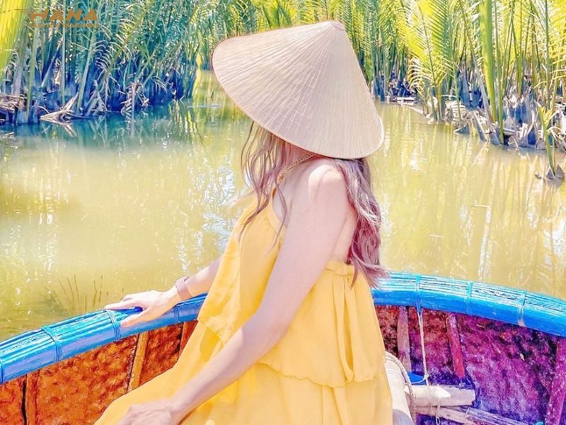 Ngồi thuyền thúng xuyên rừng dừa